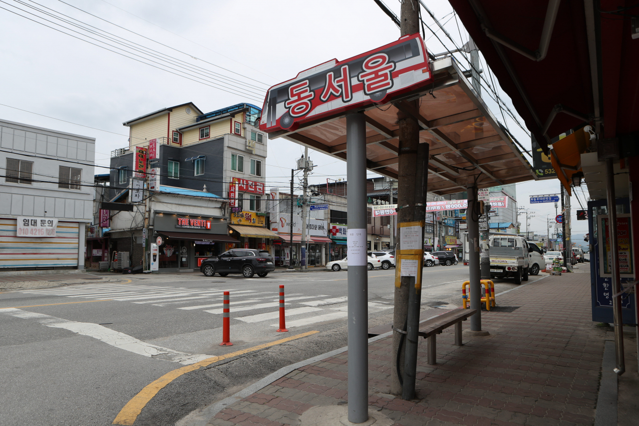22일 경기도 포천에 있는 육군 부대에서 13명이 코로나19에 감염된 것으로 확인되면서, 포천시 일동터미널의 서울 방면 승강장이 한산하다. [연합]