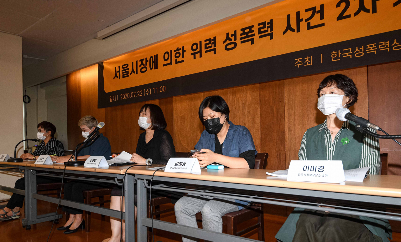 22일 오전 서울 중구 한 기자회견장에서 '서울시장에 의한 위력 성폭력 사건 2차 기자회견'을 앞두고 참석자들이 착석해 있다. 왼쪽부터 고미경 한국여성의전화 상임대표, 김재련 법무법인 온-세상 대표변호사, 송란희 한국여성의전화 사무처장, 김혜정 한국성폭력상담소 부소장, 이미경 한국성폭력상담소 소장. [연합]