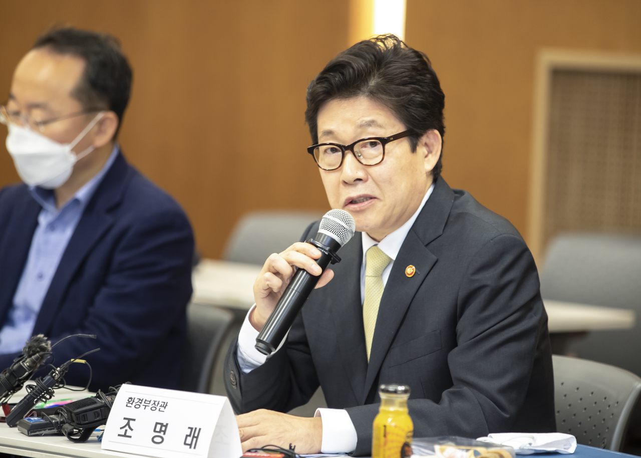Environment Minister Cho Myung-rae speaks during a meeting with reporters Wednesday in Seoul. (Ministry of Environment)