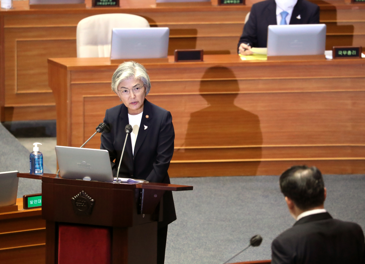 강경화 외교부 장관이 22일 국회 본회의에서 열린 정치·외교·통일·안보에 관한 대정부질문에 참석, 답변하고 있다. [연합]