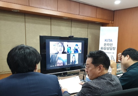 한국무역협회 광주전남본부가 중소기업을 상대로 온라인 화상상담회를 갖고 있다. [무역협회 제공]