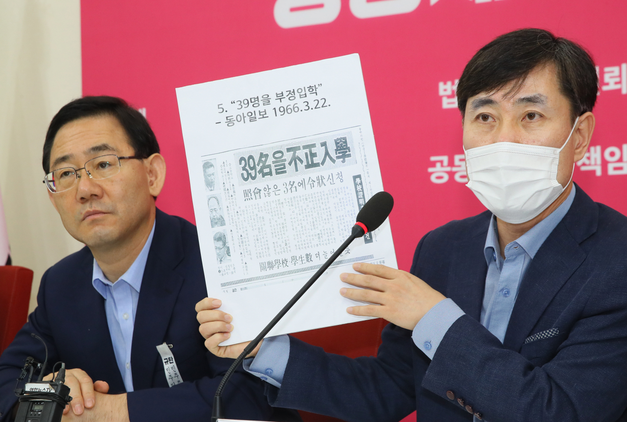 하태경 미래통합당 의원(오른쪽)과 주호영 원내대표는 22일 국회에서 열린 국정원장 청문자문단 회의에서 수집한 자료를 공개하며 박지원 후보자에 대한 학력위조 의혹을 제기했다. [연합]