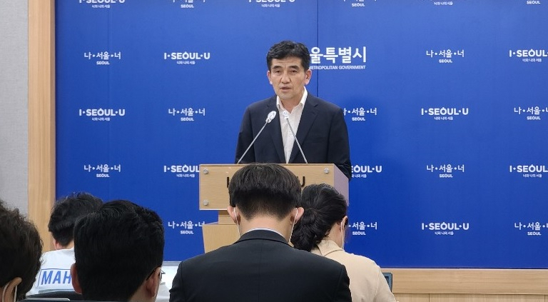 황인식 서울시 대변인이 22일 시청 브리핑룸에서 ‘피해자 지원 단체 2차 기자회견에 대한 서울시 입장’ 성명서를 발표하고 있다. 최원혁기자/choigo@heraldcorp.com