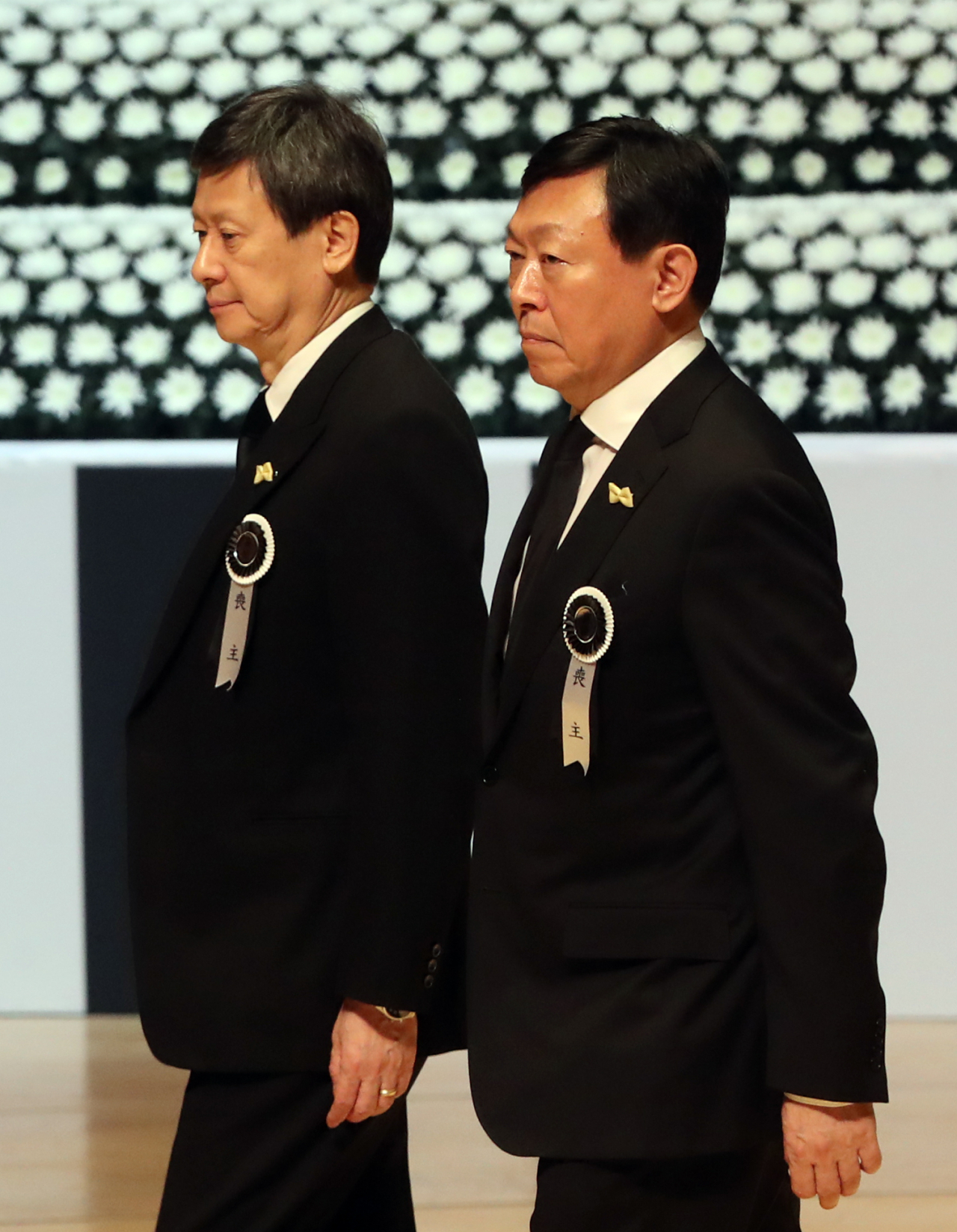 지난 1월 신격호 롯데그룹 명예회장의 영결식에 나란히 참석한 신동주 SDJ코퍼레이션 회장(왼쪽)과 신동빈 롯데그룹 회장 [연합]