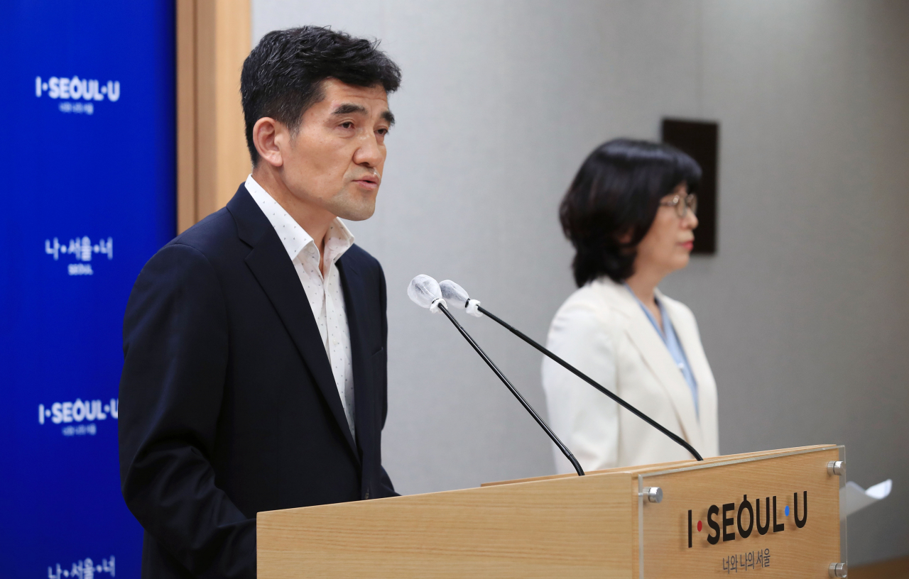 황인식 서울시 대변인(왼쪽)이 22일 오후 서울시청에서 '피해자 지원 단체 2차 기자회견에 대한 서울시 입장'을 발표하고 있다. 오른쪽은 송다영 서울시 여성가족정책실장. 연합뉴스