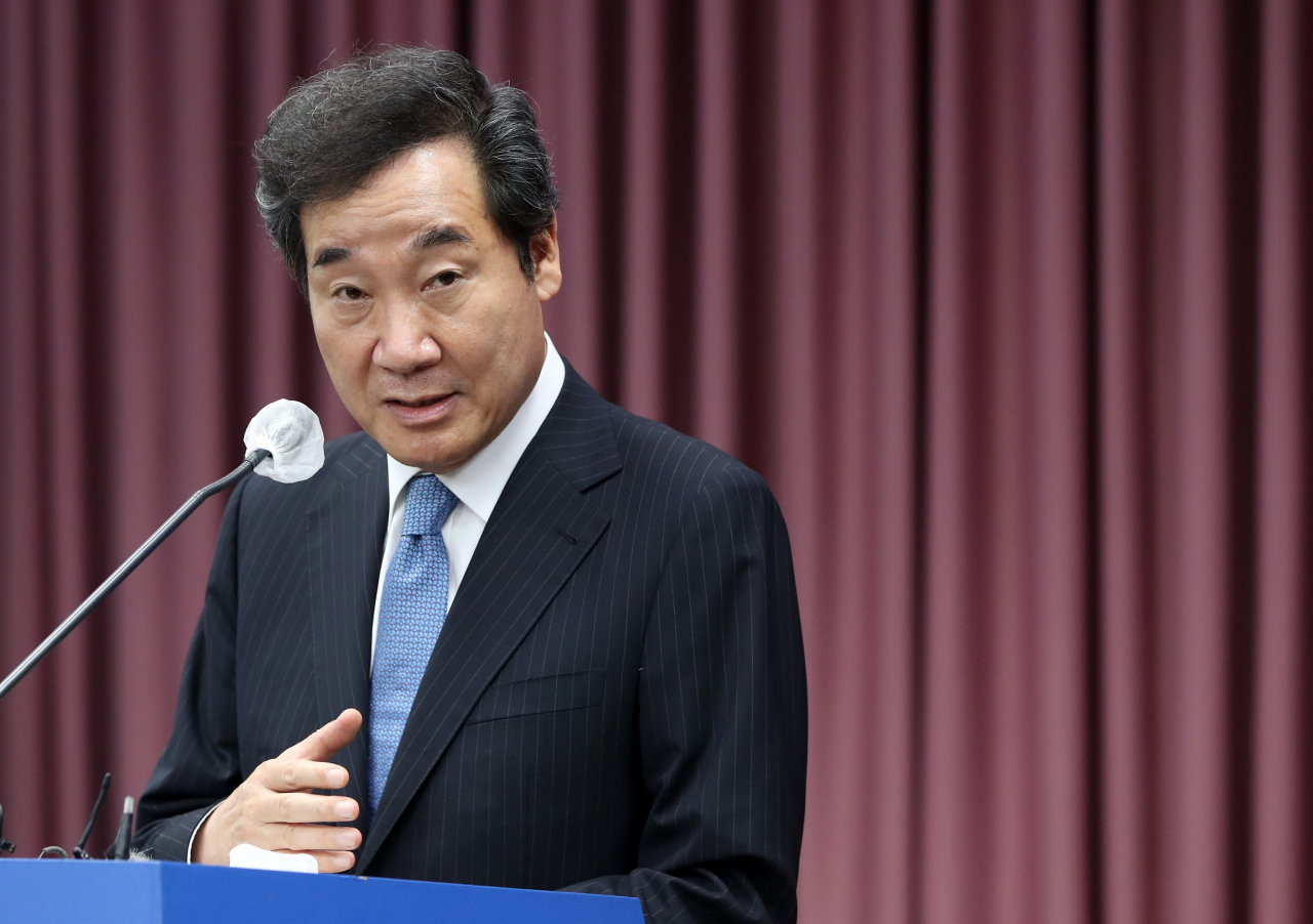 더불어민주당 대표 경선에 출마한 이낙연 의원이 22일 오전 강원 춘천시 강원도청에서 지역 기자단과 간담회를 열고 취재진 질문에 답하고 있다. [연합]