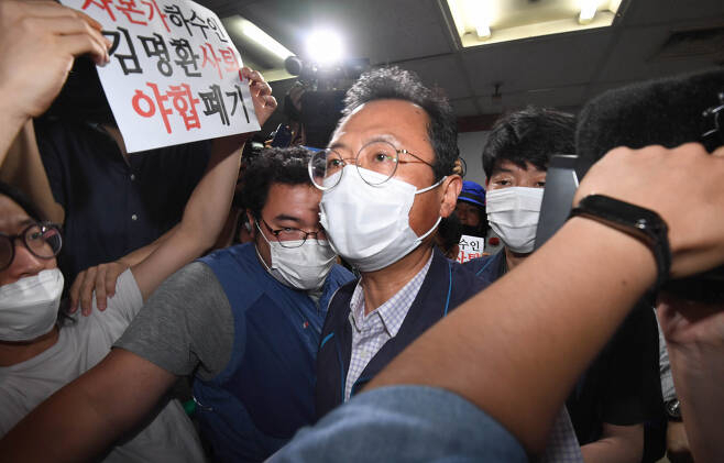 김명환 전국민주노동조합총연맹(민주노총) 위원장이 지난 2일 오후 서울 중구 민주노총 대회의실에서 열린 중앙집행위원회에 참석하러 가던 도중 노사정 합의에 반대하는 민주노총 비정규직 조합원 등의 항의를 받고 있다. [연합]