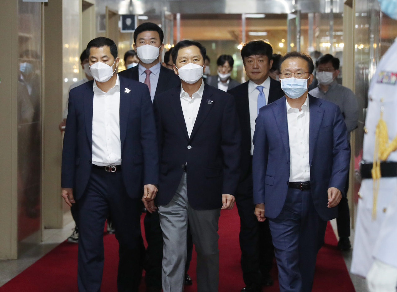 미래통합당 중진의원들이 지난 6월29일 오후 여당의 상임위원장 독점과 관련해 서울 여의도 국회 국회의장실을 항의 방문하고 있다. [연합]