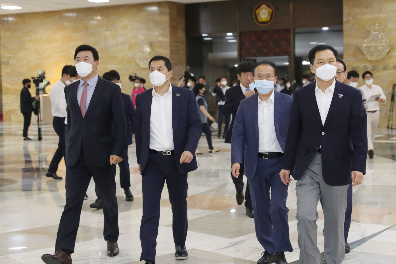 미래통합당 중진의원들이 지난 6월29일 오후 여당의 상임위원장 독점과 관련해 서울 여의도 국회 국회의장실을 항의 방문하고 있다. [연합]