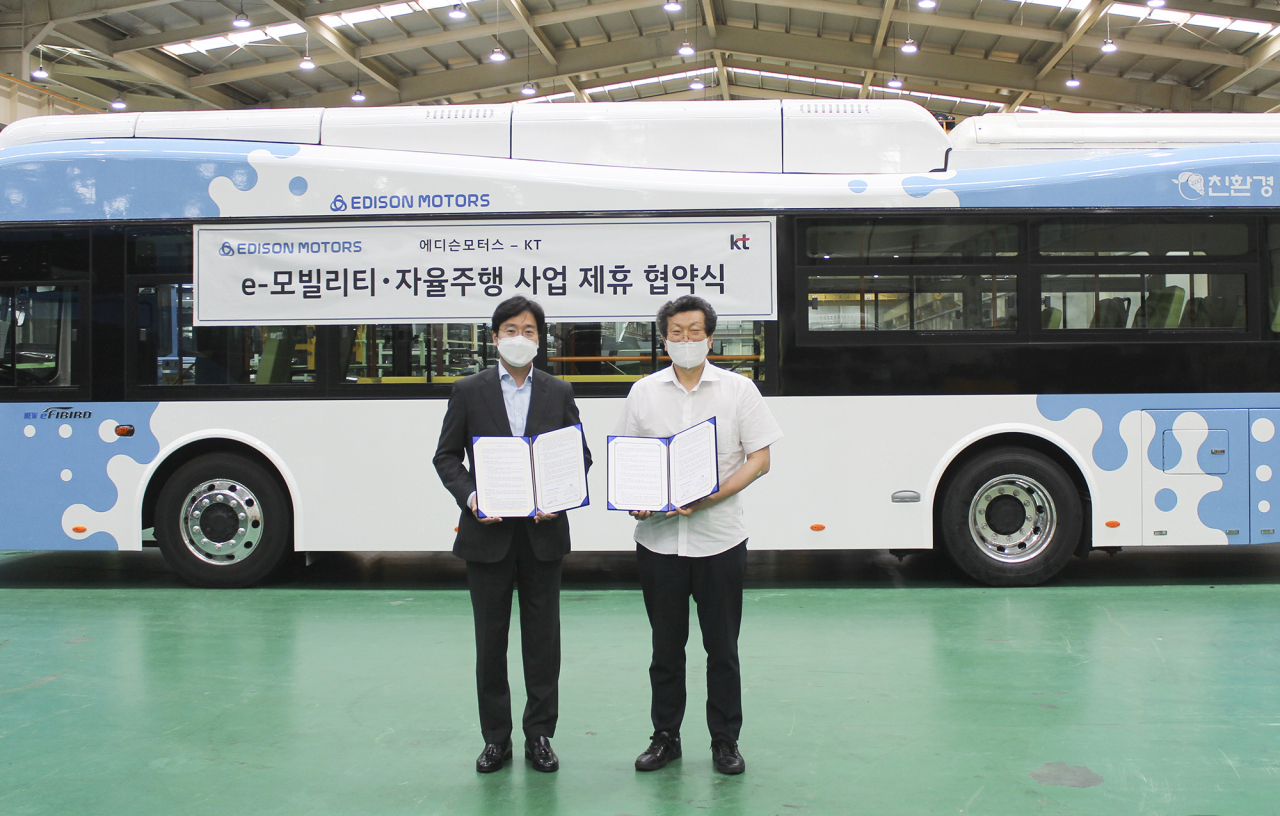 KT 커넥티드비즈센터장 최강림(왼쪽) 상무, 에디슨모터스 강영권 대표가 업무협약(MOU) 체결 후 경남 함양 에디슨모터스 본사에서 기념 촬영을 하고 있다. [KT 제공]