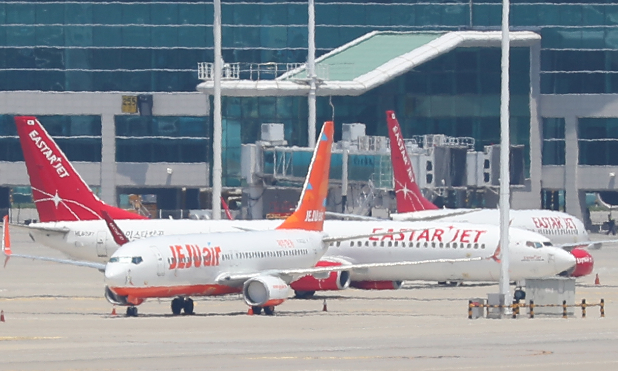 인천국제공항 주기장에 제주항공과 이스타항공 여객기가 세워져 있다. [연합]