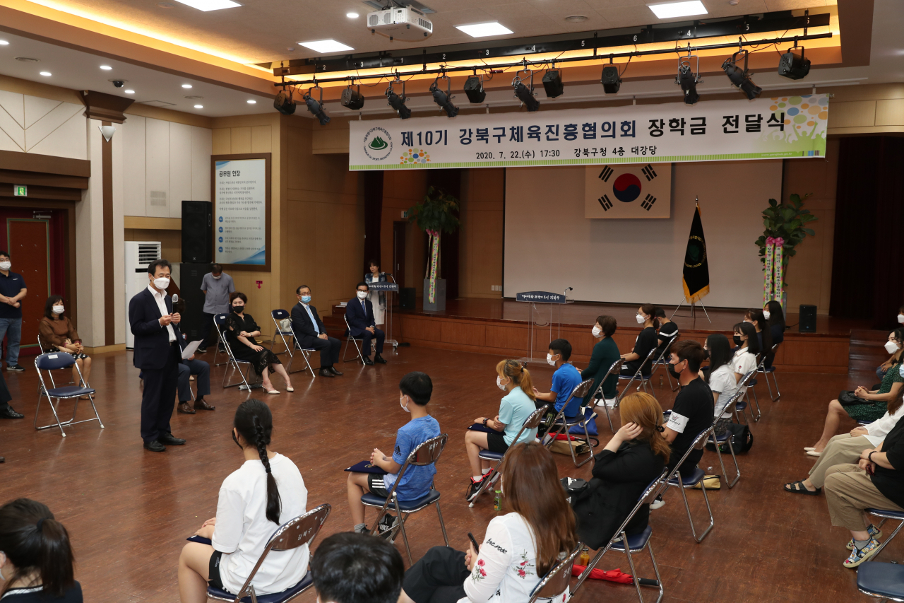 지난 22일 강북구청 대강당에서 박겸수 구청장이 장학금 전달식에 앞서 인사말을 하고 있다. [강북구 제공]