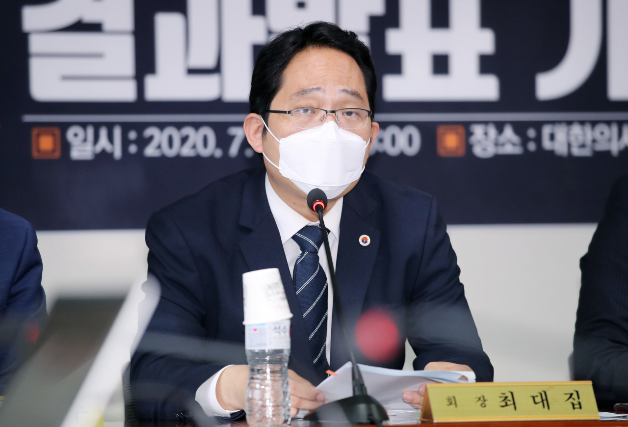 대한의사협회 최대집 회장이 22일 오전 서울 용산구 대한의사협회 용산임시회관에서 열린 의료 4대 악 대응 설문조사 결과발표 기자회견에서 입장발표 하고 있다. 연합뉴스