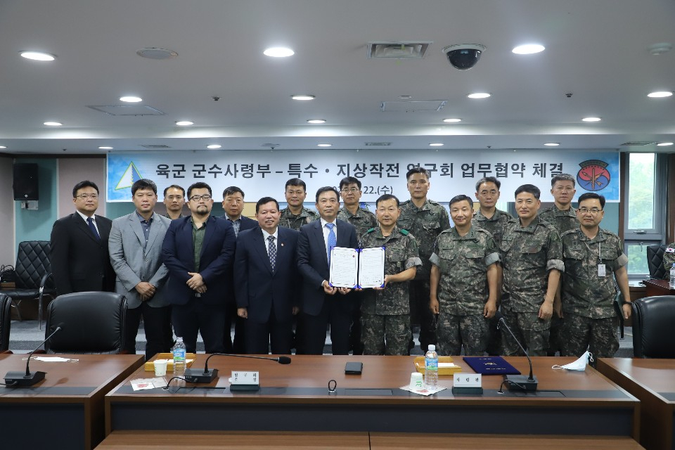 육군군수사령부와 특수지상작전연구회가 지난 22일 대전 소재 사령부에서 업무협약을 체결했다.[사진=특수지상작전연구회]