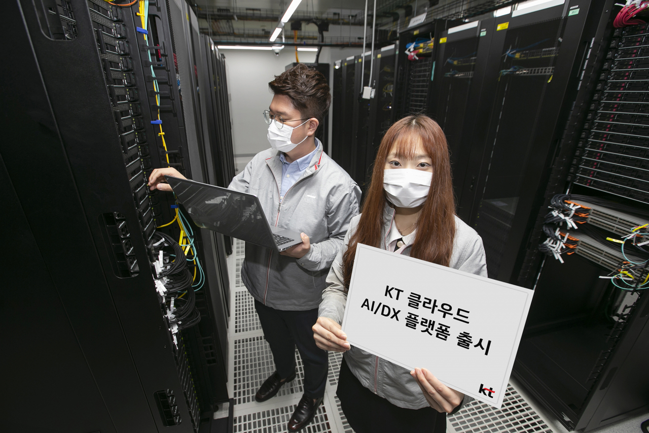 KT 직원들이 하반기 출시될 KT 클라우드 플랫폼을 소개하고 있다. [KT 제공]