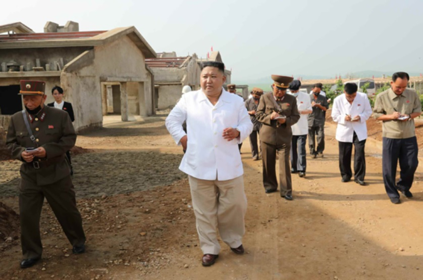 북한 노동당 기관지 노동신문은 23일 김정은 국무위원장이 황해북도 황주군 광천리에 건설중인 광천닭공장을 둘러보며 인민들의 식생활 문제 해결에 실질적으로 기여할 수 있기를 기대하고 있다고 밝혔다고 전했다. [헤럴드DB]