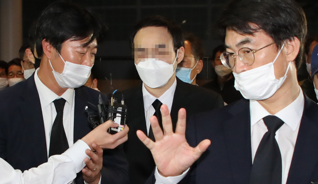 고 박원순 서울시장의 아들 박주신 씨가 부친 장례식장에 들어오가는 모습. [연합]