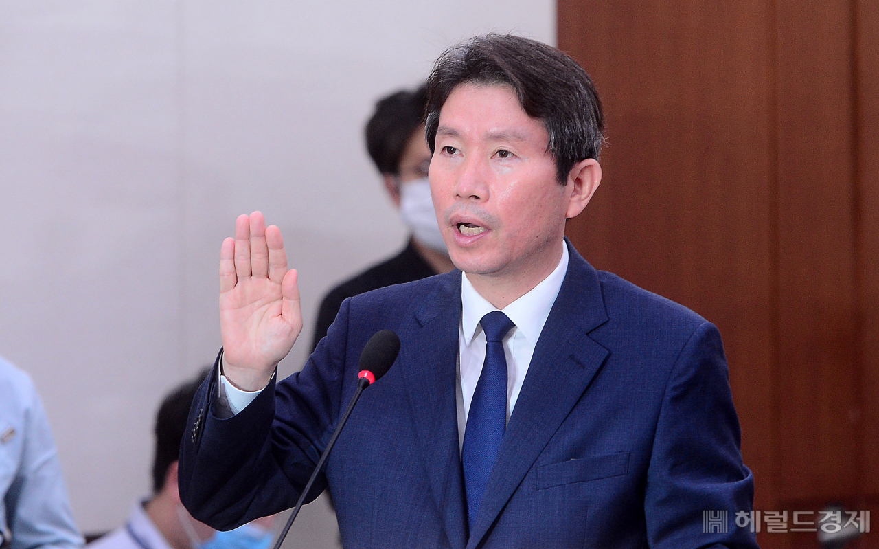 이인영 통일부장관 후보자는 23일 국회 외교통일위원회에서 열린 인사청문회에서 “‘북미의 시간’을 이제 ‘남북의 시간’으로 돌려놓기 위해 주도적으로 대담한 변화를 만들어나가겠다”며 적극적인 남북관계 진전 구상을 밝혔다. 이 후보자가 청문회에 참석해 선서를 하고 있다. 이상섭 기자/babtong@heraldcorp.com