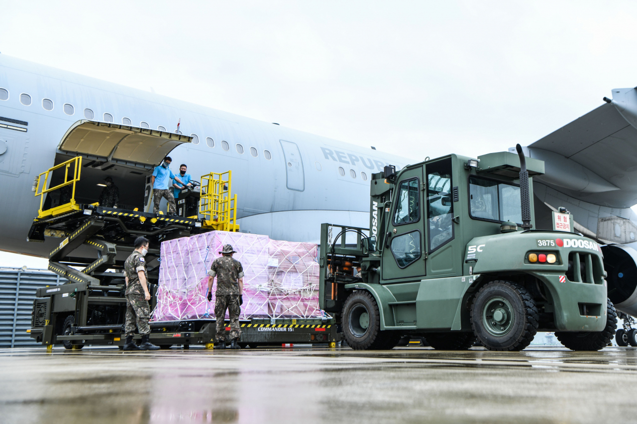 공군 장병들이 김해기지에서 KC-330 공중급유기에 마스크 등 코로나19 방역물자를 싣고 있다.[사진=국방부]