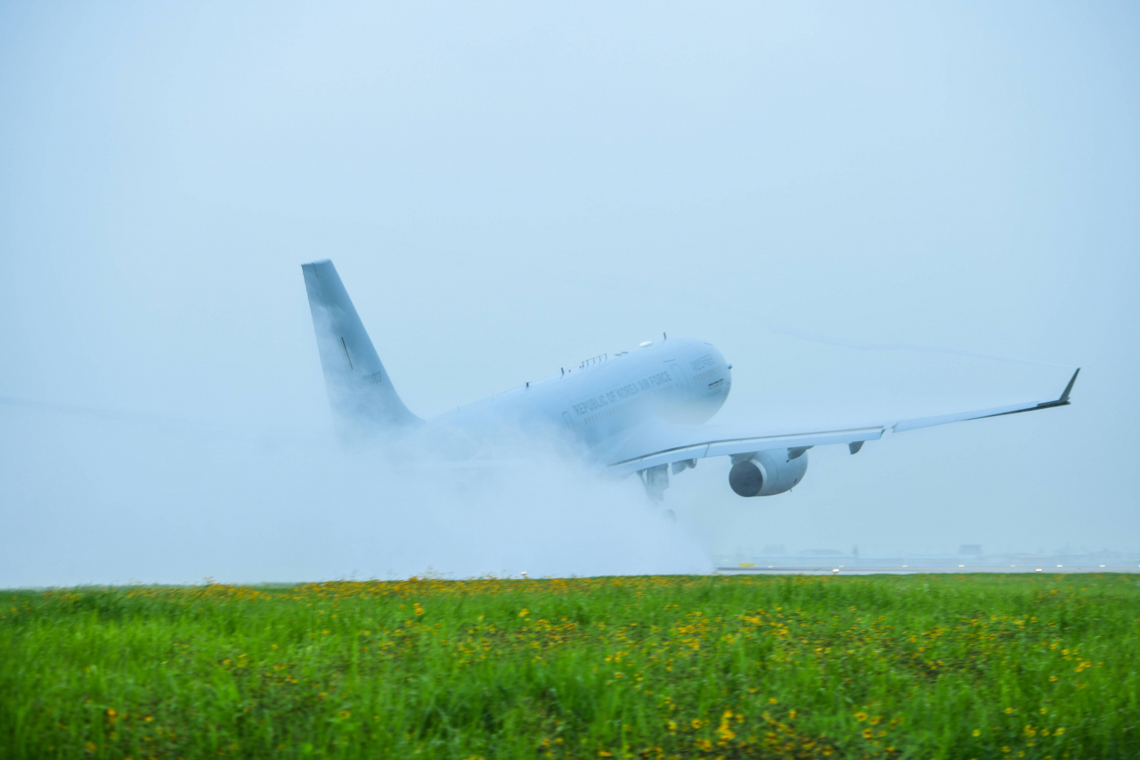 공군 KC-330 공중급유기가 23일 오전 8시 김해기지에서 이륙하고 있다.[사진=국방부]