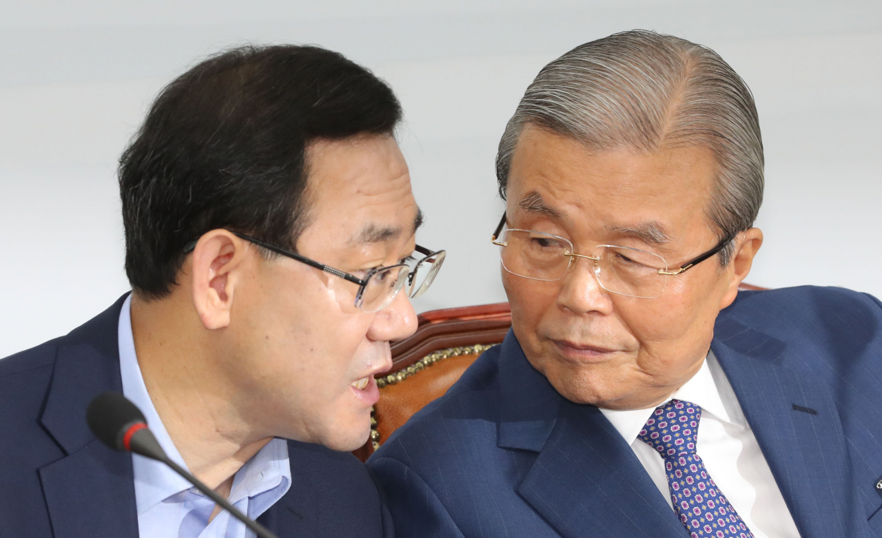 김종인 미래통합당 비상대책위원장과 주호영 원내대표가 23일 오전 서울 여의도 국회에서 열린 비상대책위원회의에서 이야기하고 있다. [연합]