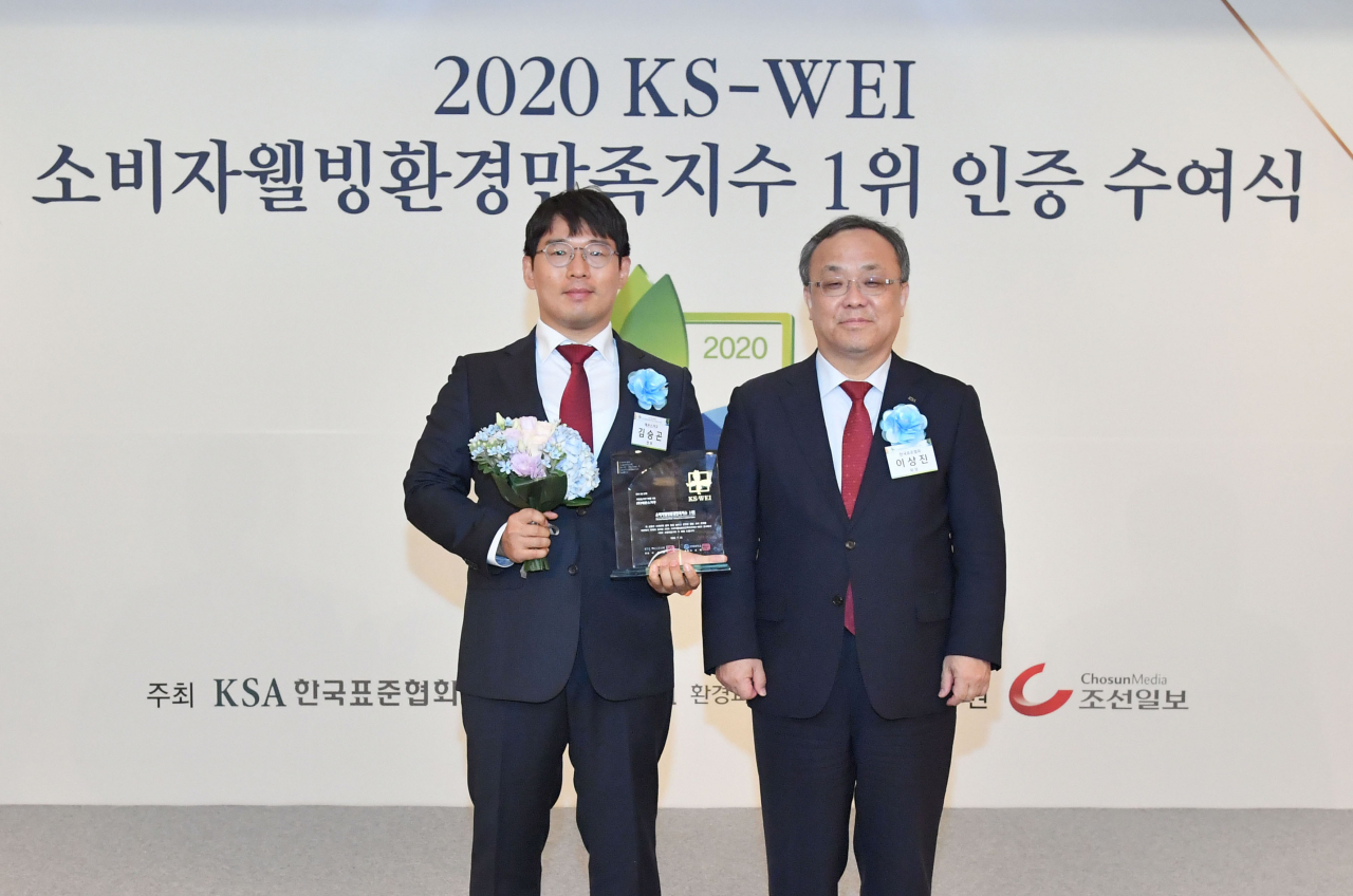 22일 서울 롯데호텔에서 김승곤 에몬스가구 전무(왼쪽)가 이상진 한국표준협회 회장으로부터 '2020 소비자웰빙환경만족지수 1위' 인증패를 받고 기념촬영을 하고 있다. [에몬스가구 제공]