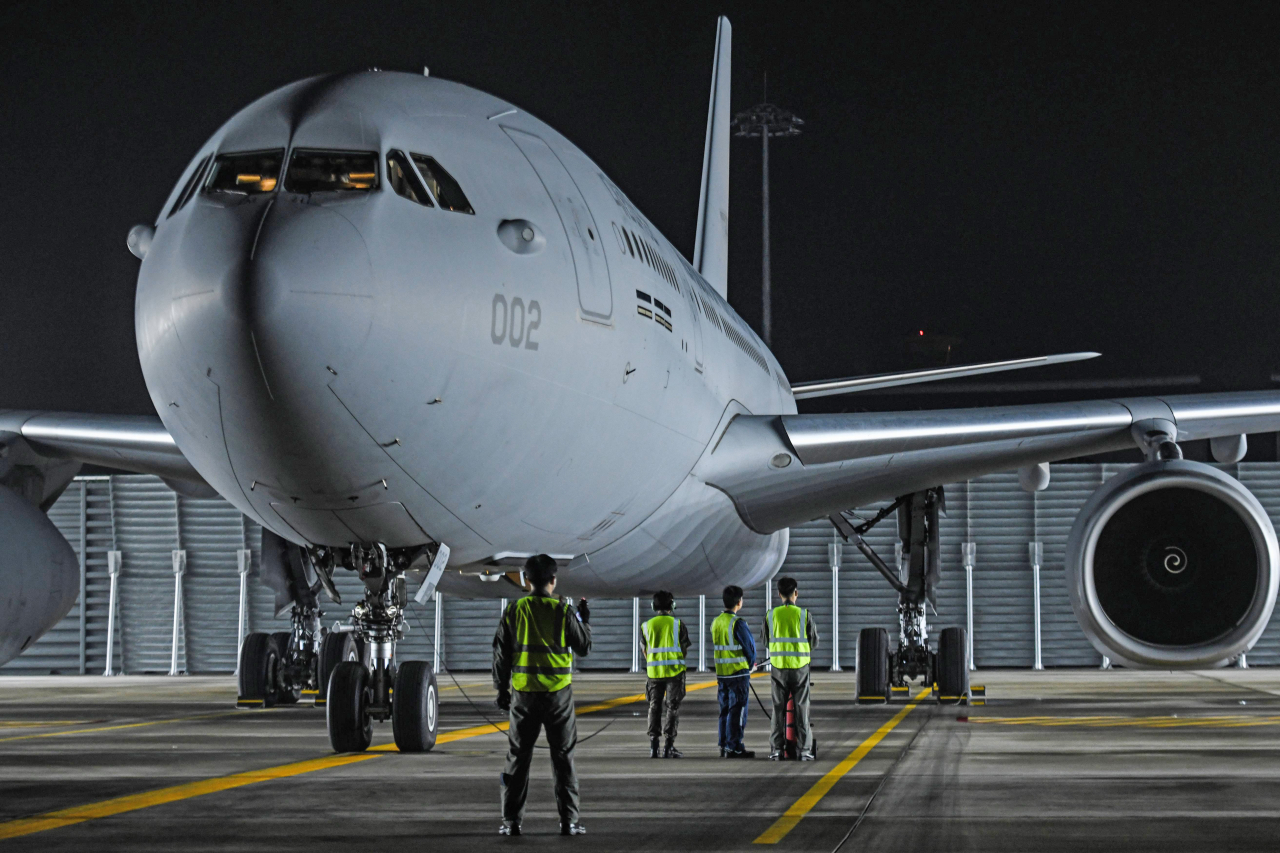 공군 KC-330 공중급유기가 23일 오전 신종 코로나바이러스 감염증(코로나19)이 확산하고 있는 이라크에 있는 우리 근로자 290여명을 귀국시키기 위해 부산 김해기지에서 이륙 준비를 하고 있다. [공군 제공]