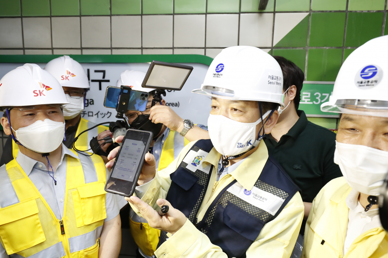 23일 새벽 을지로입구역 승강장에서 장석영(사진 가운데) 과학기술정보통신부 제2차관이 5G 다운로드 속도 측정결과를 확인하고 있다. [과기부 제공]