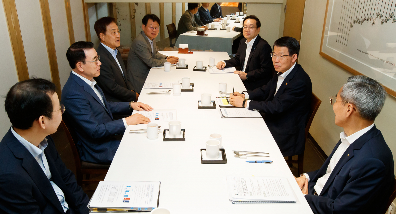 [사진=은성수 금융위원장과 5대 금융지주 회장이 23일 비공개 조찬회동을 갖고 있다.]
