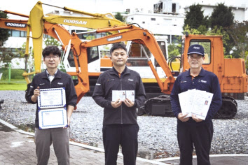국제도장감리사 이원호(왼쪽부터) 책임연구원, 기술사 2관왕 이근재 차장, 기능장 3관왕 남병우 기장. [두산인프라코어 제공]