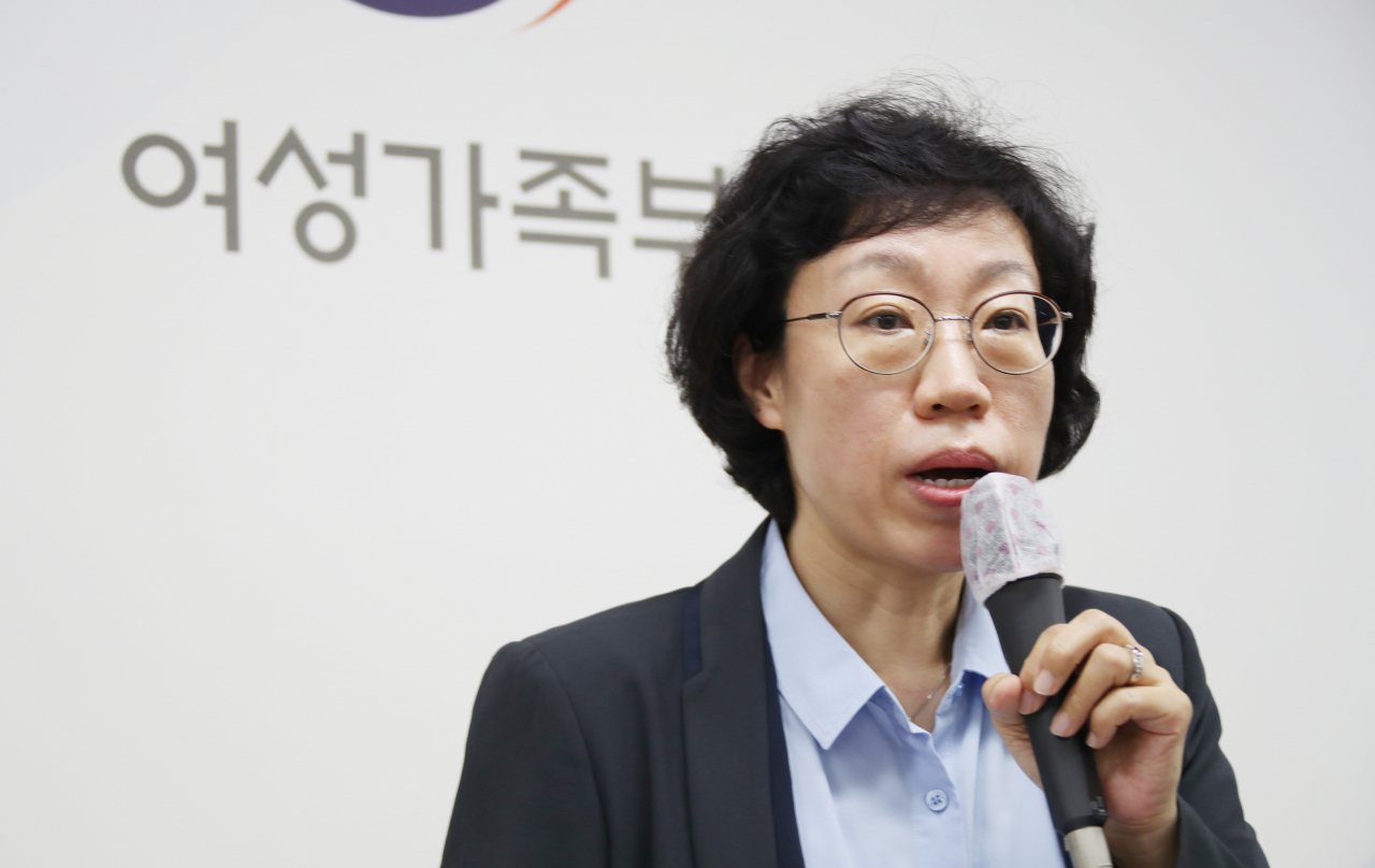 황윤정 여성가족부 권익증진국장이 23일 정부서울청사 여가부에서 고(故) 박원순 전 서울시장의 성추행 의혹과 관련해 기자 브리핑을 하며 질문에 답하고 있다. [연합]