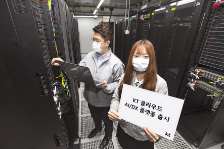 KT 직원들이 하반기 출시될 KT 클라우드 플랫폼을 소개하고 있다. [KT 제공]