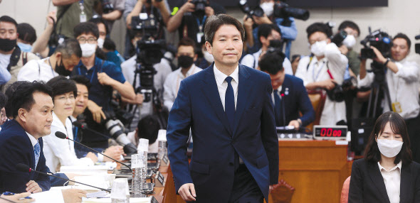 이인영 통일부 장관 후보자가 23일 서울 여의도 국회 외교통일위원회 회의실에서 열린 인사청문회에서 송영길 외교통일위원회 위원장과 인사후 자리로 향하고 있다. 이상섭 기자