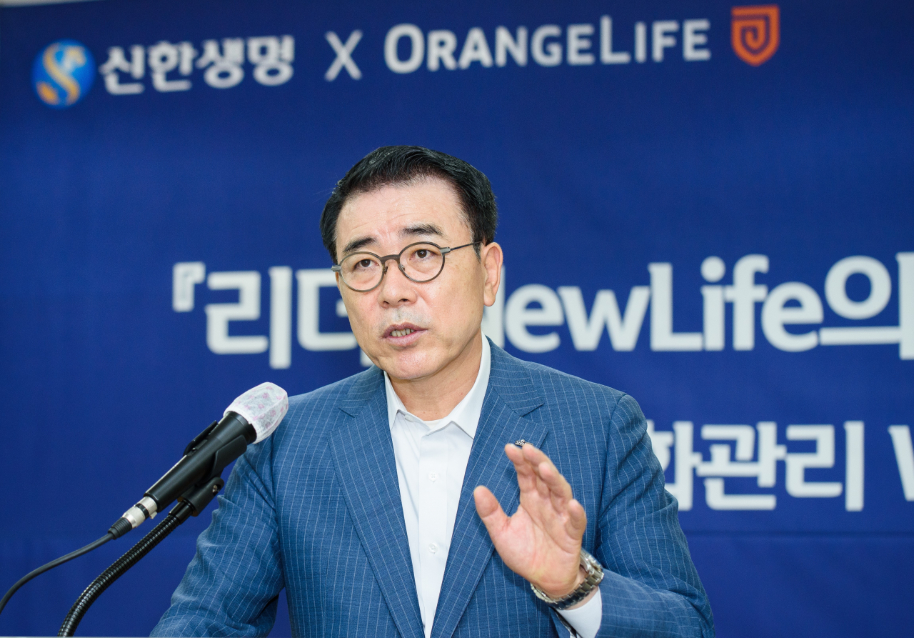 신한금융그룹 조용병 회장은 22일 서울시 중구 소재 오렌지라이프 본사에서 신한생명과 오렌지라이프의 ‘NewLife 변화관리 워크숍’에 참여해 경영진들을 독려하고 있다. 출처=신한생명.