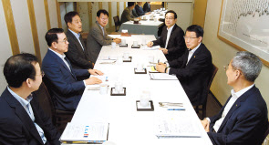 은성수 금융위원장과 5대 금융지주 회장이 23일 비공개 조찬회동을 갖고 있다. 오른쪽 두번째부터 은위원장, 시계방향으로 윤종규 KB금융회장, 조용병 신한지주회장, 김정태 하나금융지주회장, 김광수 NH농협금융지주회장, 손태승 우리금융회장. [금융위원회 제공]