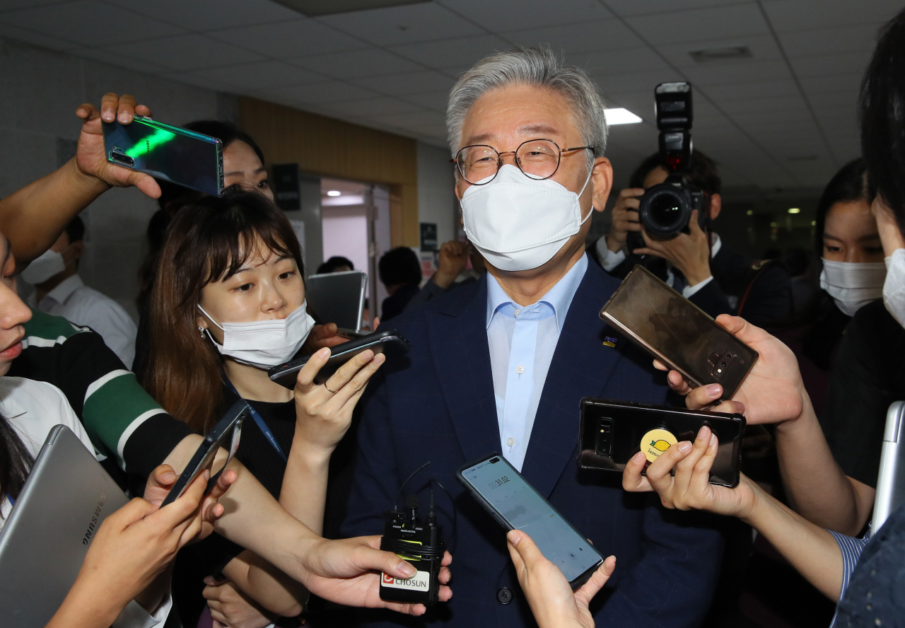 이재명 경기지사가 23일 국회 의원회관에서 열린 '일본 경제보복 1년 소부장 기술독립 실현! 소부장 육성방안 경기도 정책토론회'에 참석한 뒤 취재진과 인터뷰하고 있다. [연합]