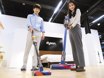 다이슨이 23일 오전 서울 성동구 에스팩토리에서 열린 신제품 출시 행사에서 무선청소기 다이슨 옴니-글라이드와 다이슨 디지털 슬림을 선보이고 있다. 박해묵 기자