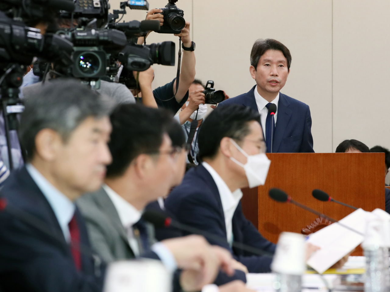 이인영 통일부 장관 후보자가 23일 서울 여의도 국회에서 열린 외교통일위원회 인사청문회에서 인사하고 있다. [연합]