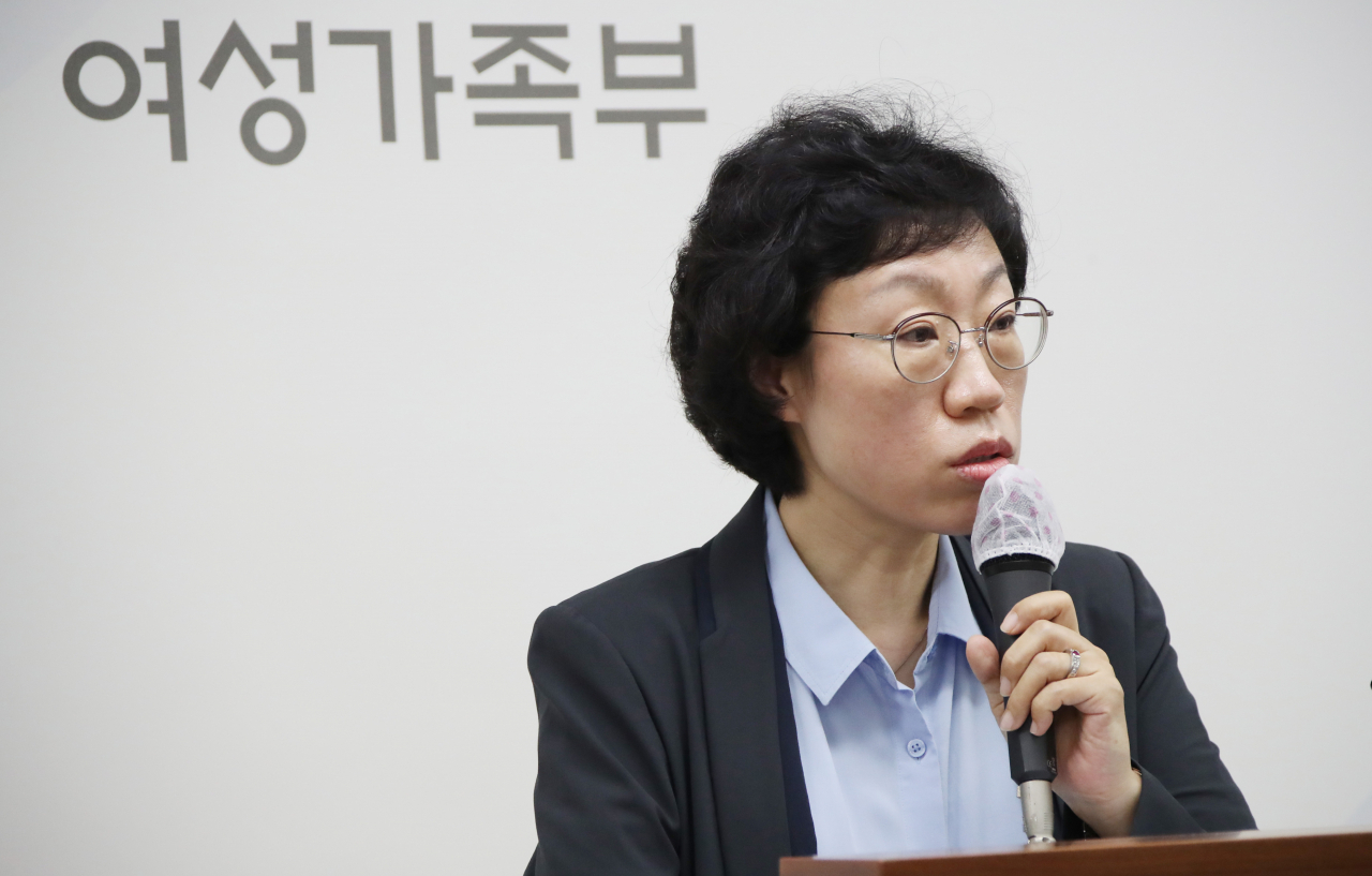 황윤정 여성가족부 권익증진국장이 23일 정부서울청사 여가부에서 고(故) 박원순 전 서울시장의 성추행 의혹과 관련해 기자 브리핑을 하며 질문에 답하고 있다. [연합]