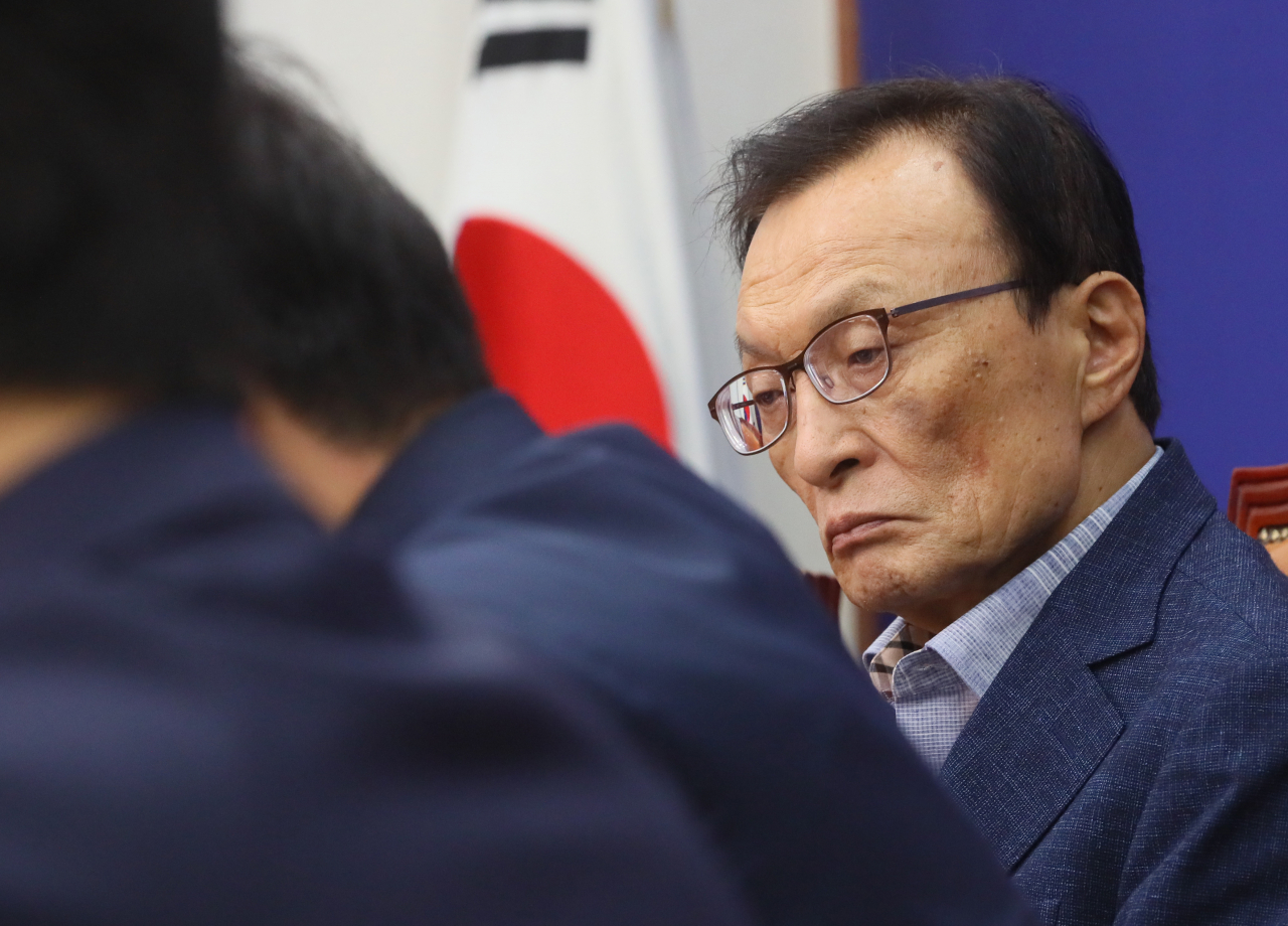 더불어민주당 이해찬 대표가 지난 22일 국회에서 열린 최고위원회의에서 최고위원들의 발언을 듣고 있다. [연합]