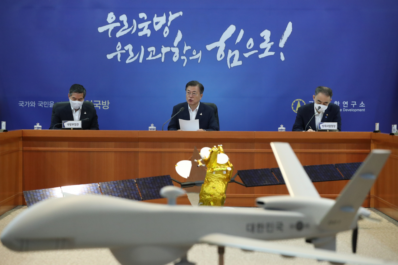 문재인 대통령이 23일 대전 유성에 위치한 국방과학연구소에서 첨단 무기와 군사장비를 시찰한 뒤 현황보고를 받기에 앞서 발언하고 있다. [연합]