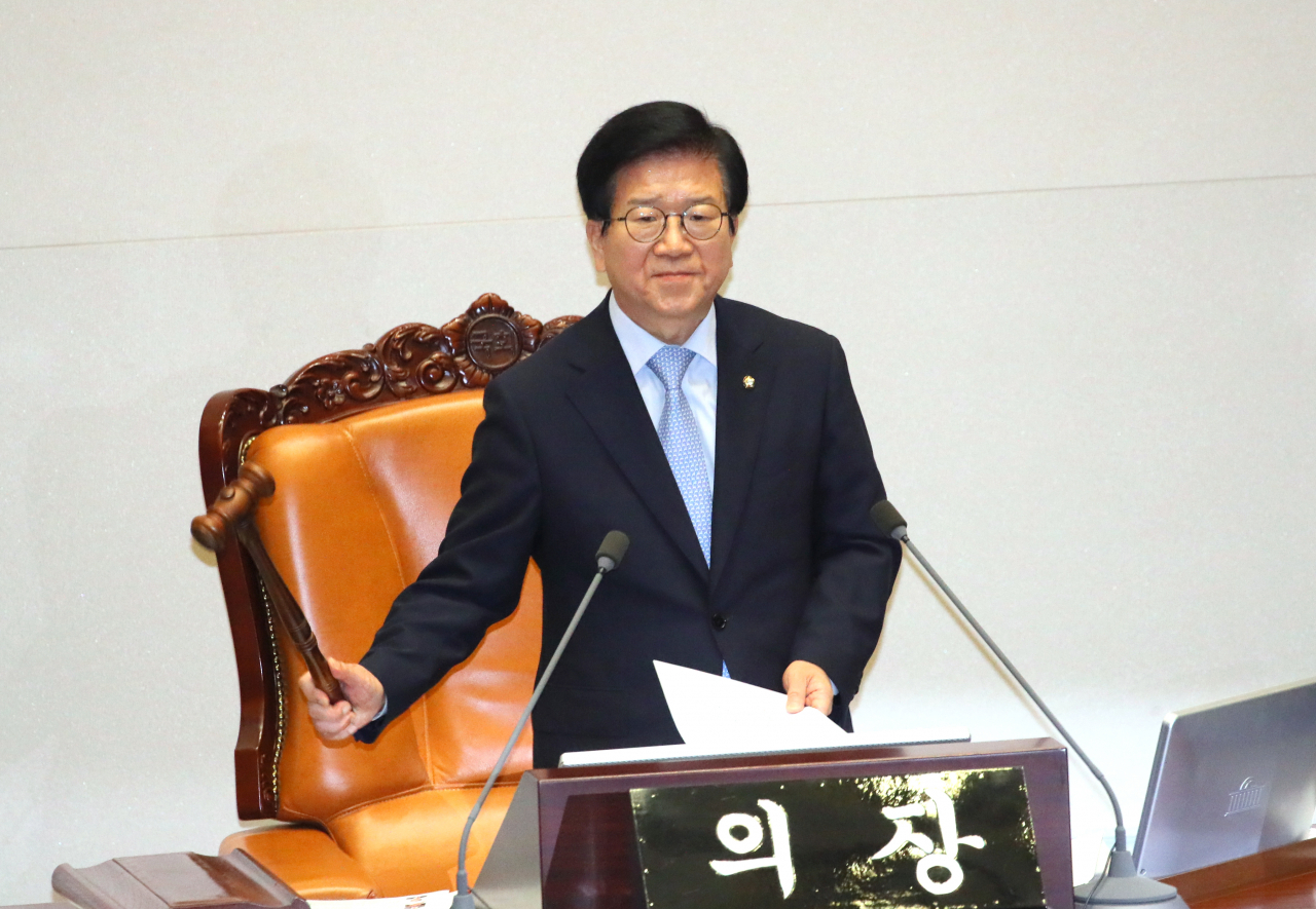 박병석 국회의장이 23일 국회 본회의에서 추미애 법무부 장관 탄핵소추안 부결을 선언하고 있다. [연합]