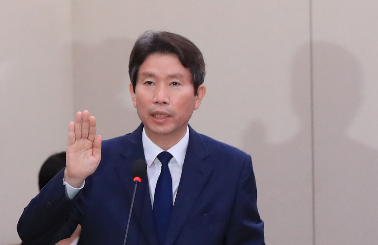 이인영 통일부 장관 후보자가 23일 오전 서울 여의도 국회 외교통일위원회 인사청문회에서 선서하고 있다. [연합]