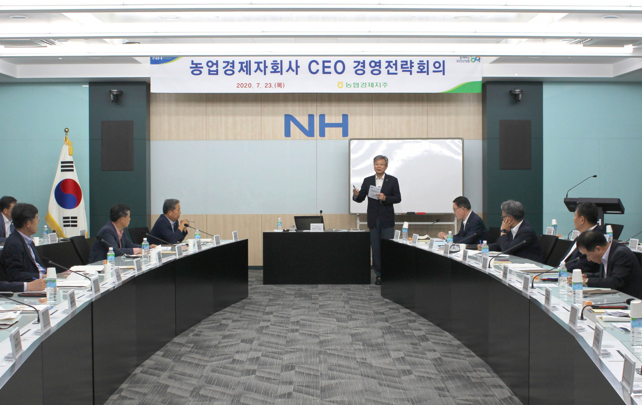 장철훈 농협 농업경제 대표이사가 '농업경제 자회사 CEO 경영전략회의'에서 인사말을 하고 있다. [농협 제공]