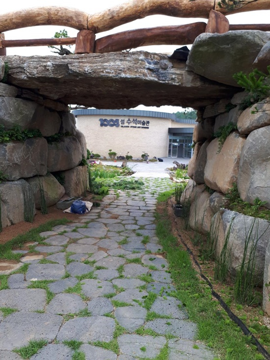 전남 신안군 자은면 ‘1004뮤지엄파크’에서 바라본 수석미술관. [신안군 제공]