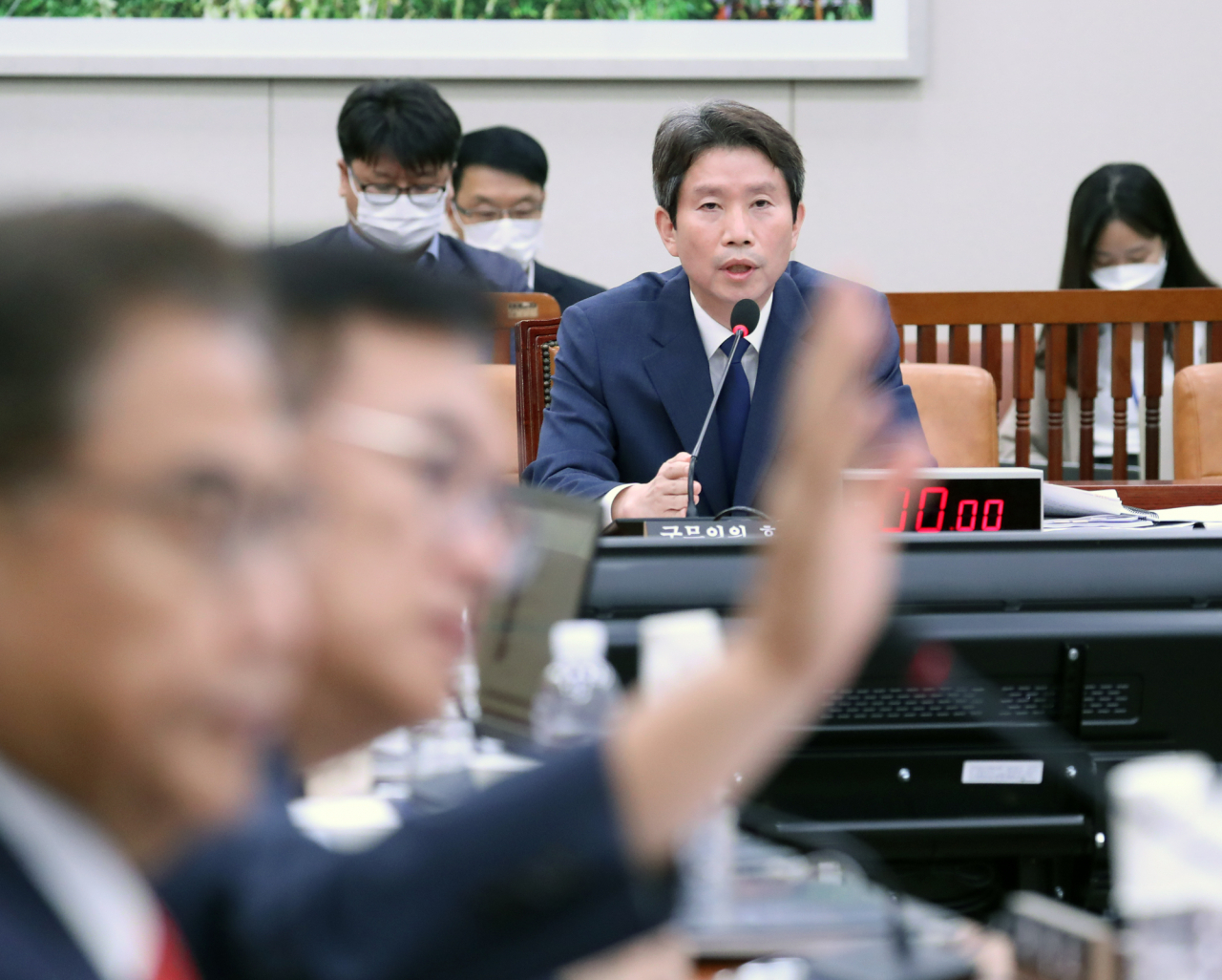 이인영 통일부장관 후보자는 23일 국회 외교통일위원회 인사청문회에서 남북관계 경색을 푸는데 도움이 된다면 대북특사로 가는 것을 주저하지 않겠다고 밝혔다. [연합]