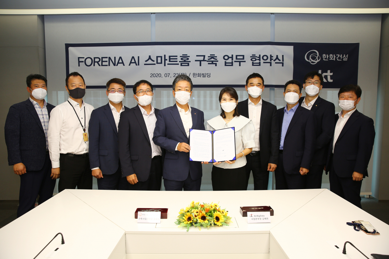 윤용상 한화건설 건축사업본부장(왼쪽 다섯번째)과 김채희 KT AI·빅데이터사업본부장(오른쪽 다섯번째)이 ‘포레나 AI 스마트홈 구축 업무협약(MOU)’을 체결하고 기념촬영을 하고 있다. [한화건설]