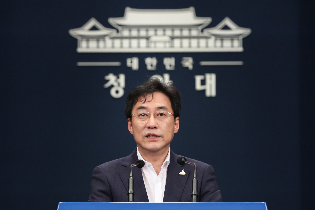 강민석 청와대 대변인이 21일 청와대에서 브리핑하고 있다. [연합]