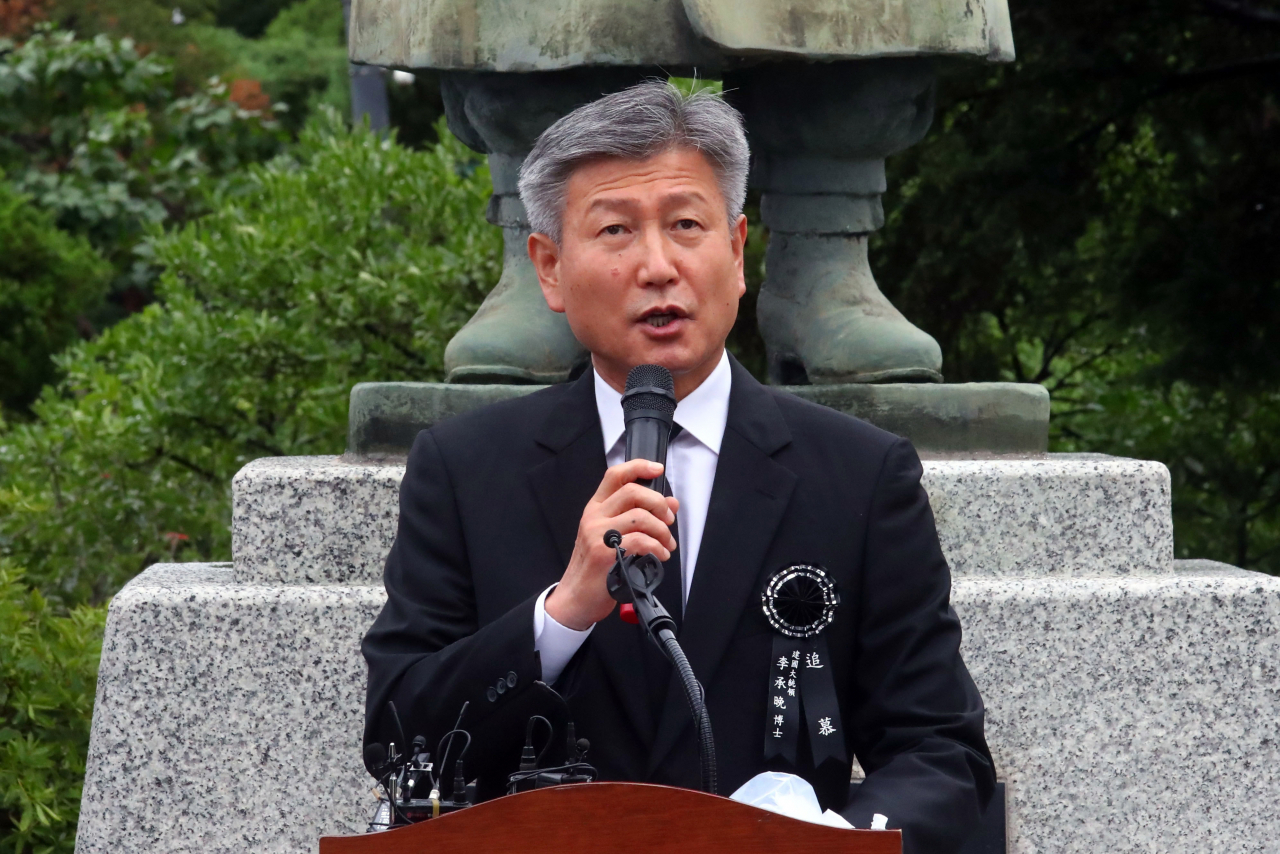 박삼득 국가보훈처장이 19일 서울 종로구 이화장에서 열린 이승만 전 대통령 서거 55주기 추모식에서 추모사를 하고 있다.[연합]