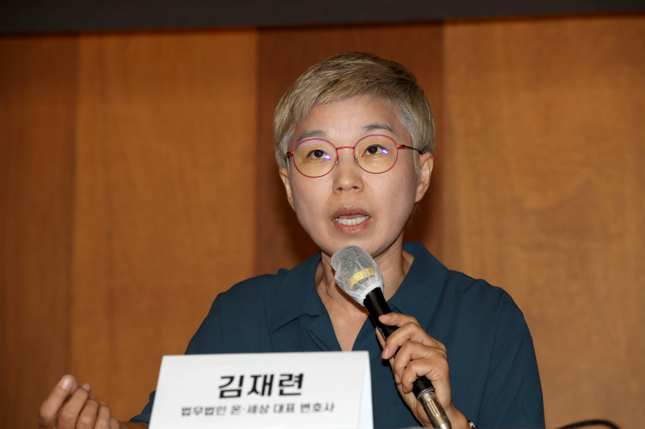22일 오전 서울 중구 한 기자회견장에서 열린 '서울시장에 의한 위력 성폭력 사건 2차 기자회견'에서 김재련 법무법인 온-세상 대표변호사가 발언하고 있다. [연합]